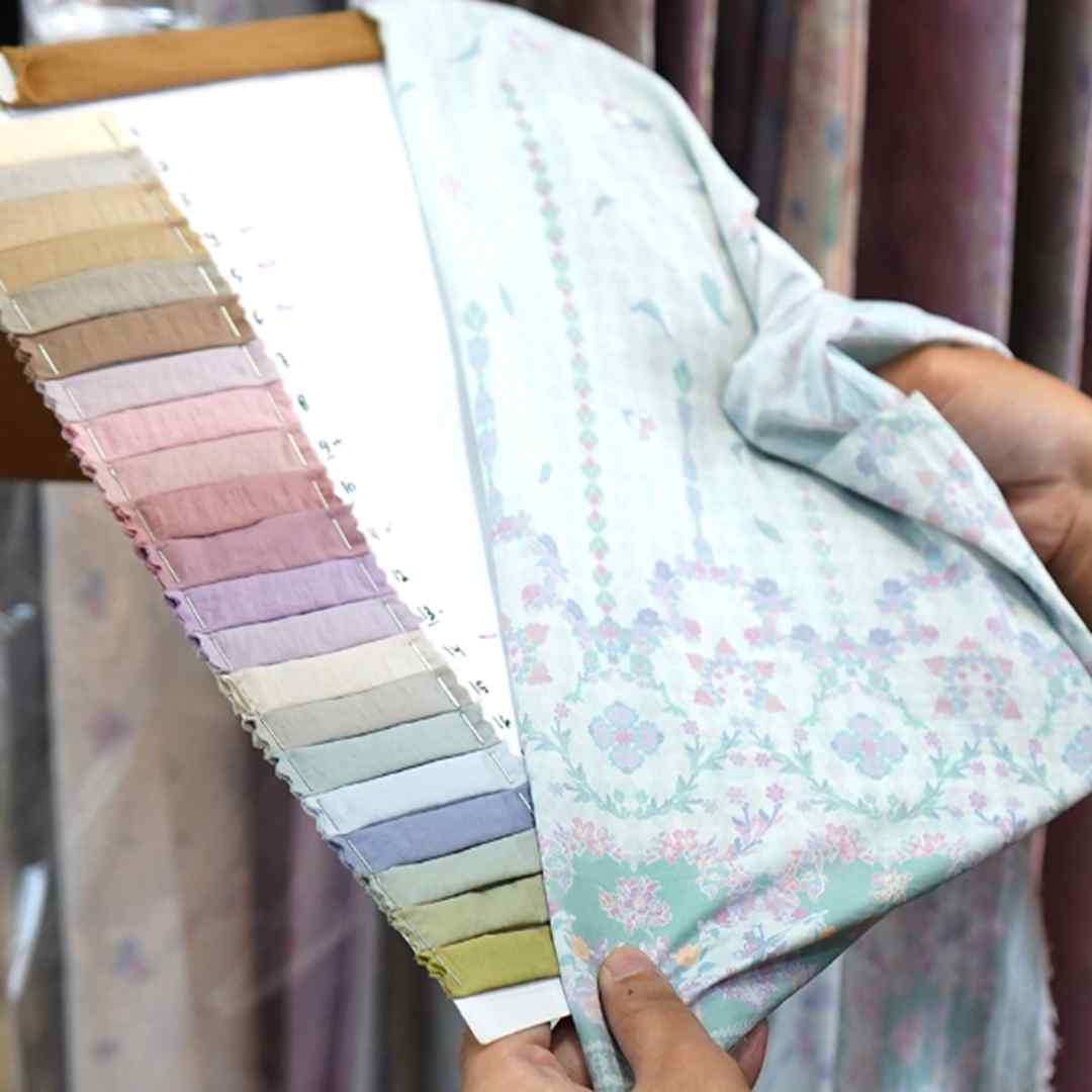 Sample kain pelbagai warna dan corak untuk pemilihan material pakaian